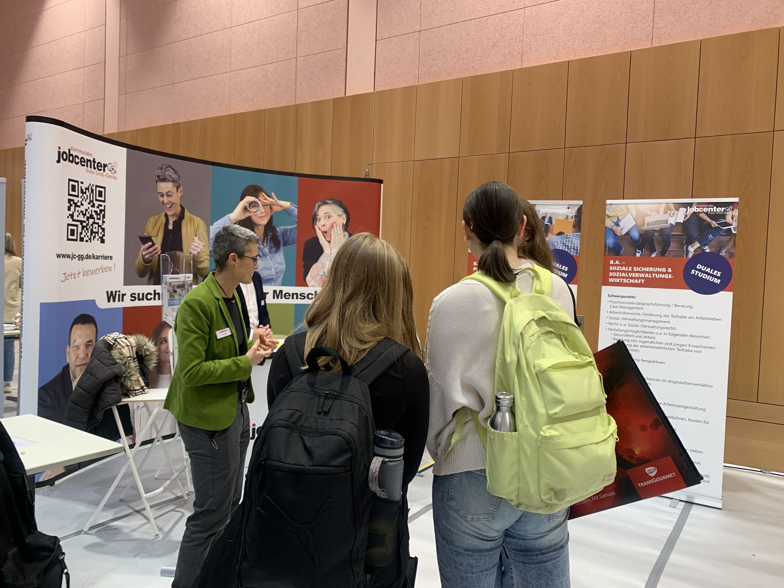 Abbildung Gesprächssituation an einem Messestand