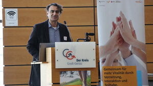 Abbildung Person an einem Rednerpult