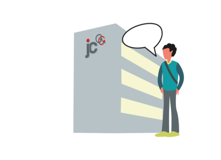 Mann mit einer Sprechblase, vor dem Gebäude des Jobcenters