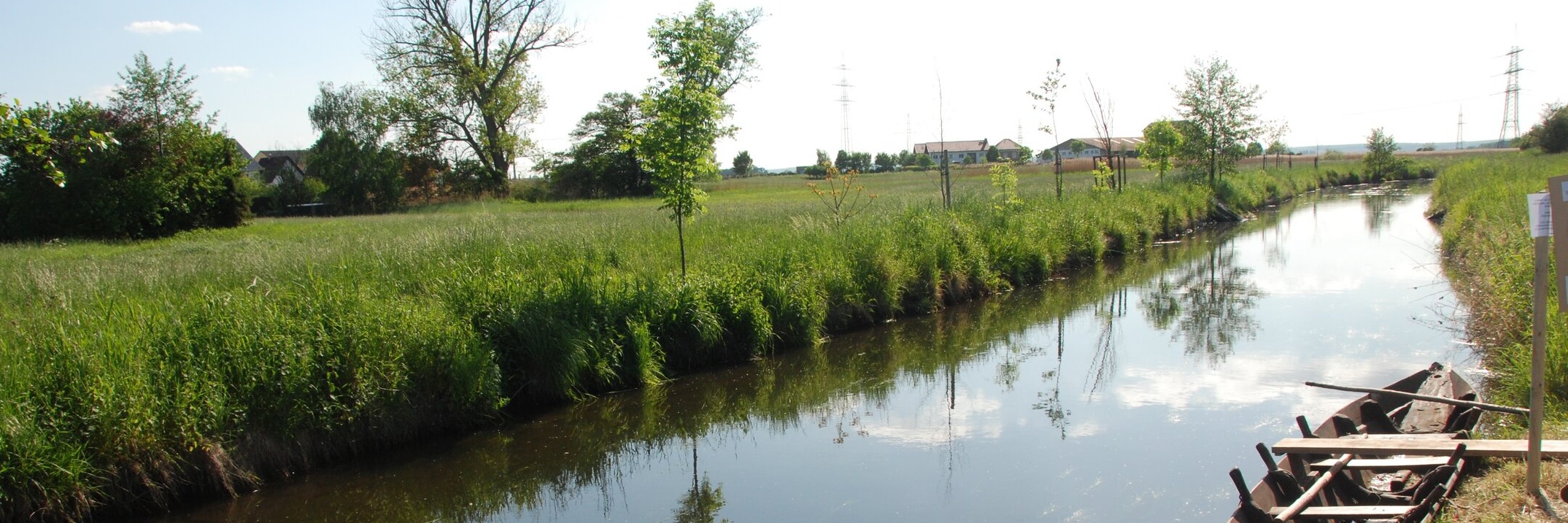 Landschaftsaufnahme mit einem Kanal und einem kleinen Boot