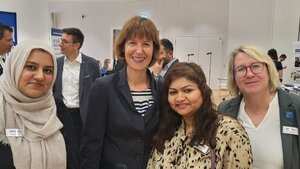 Abbildung vier Personen auf einer Messe